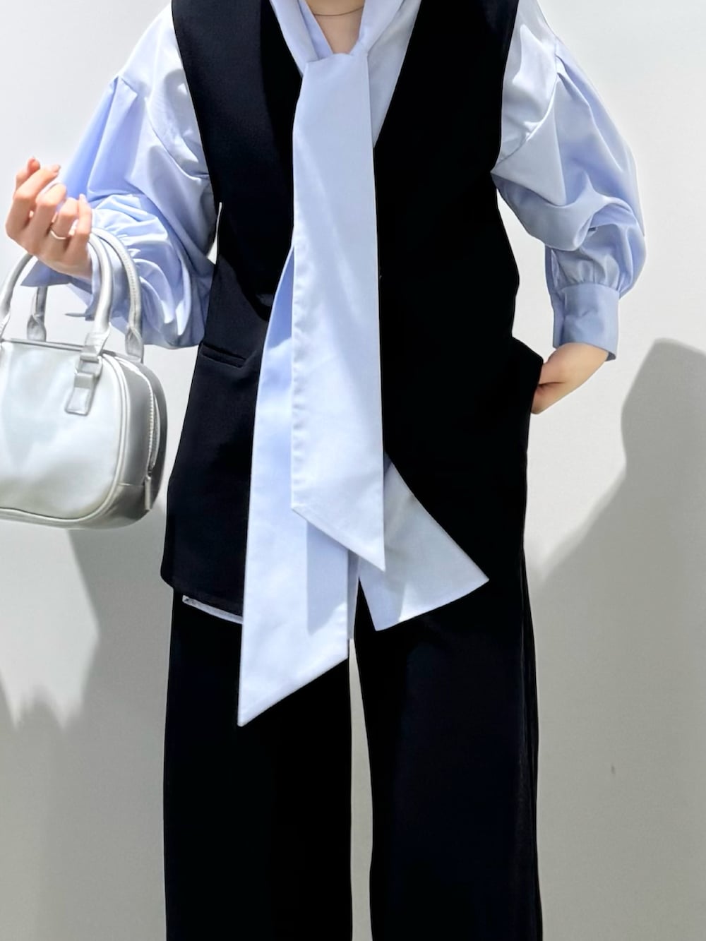 ブルー系のシャツ/ブラウス、ブルー系のその他パンツ、シルバー系のショルダーバッグを着用したレディースの冬コーディネートの3枚目の写真