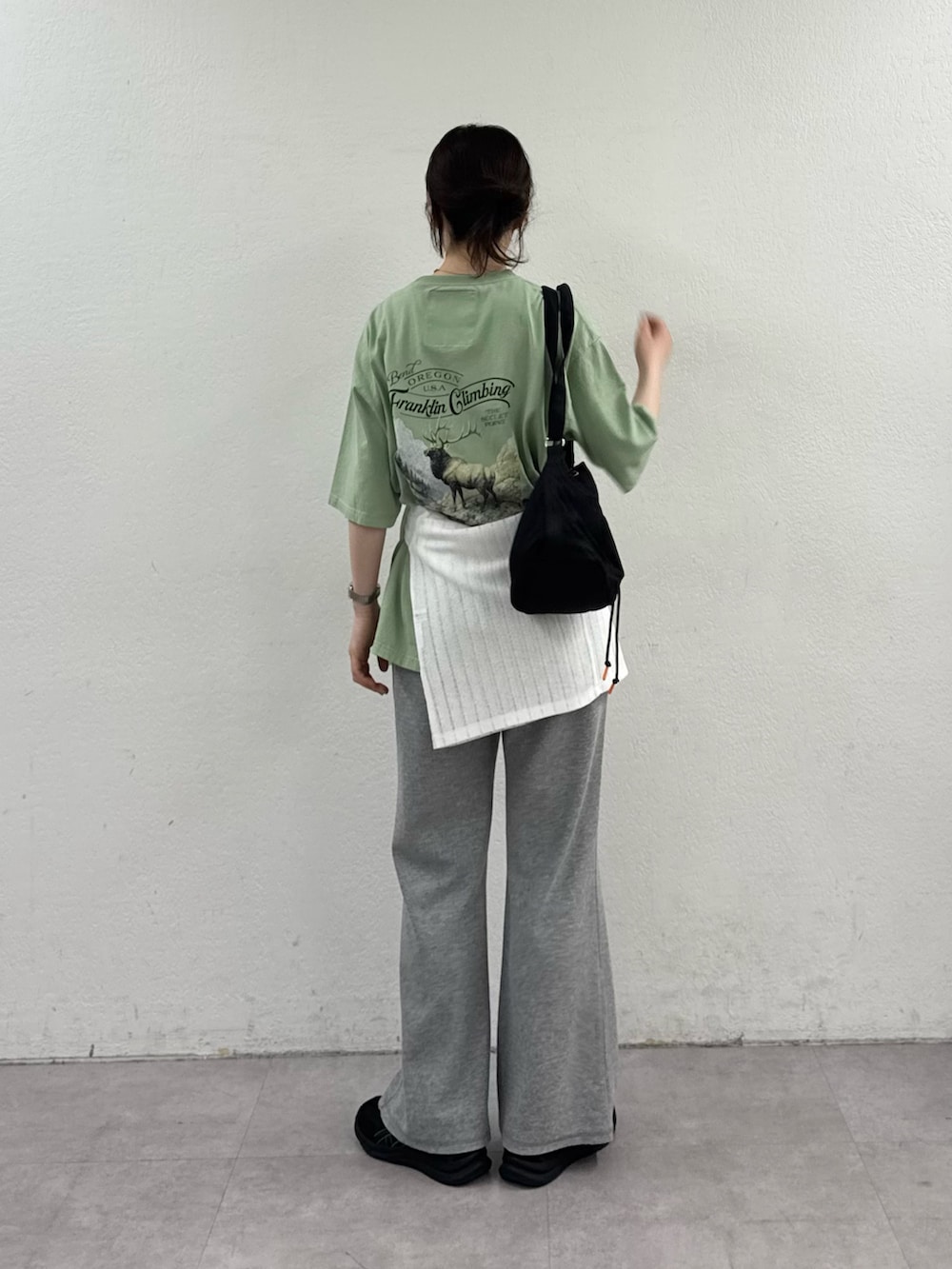 グリーン系のTシャツ/カットソー、ホワイト系のTシャツ/カットソー、グレー系のその他パンツを着用したレディースの春コーディネートの3枚目の写真