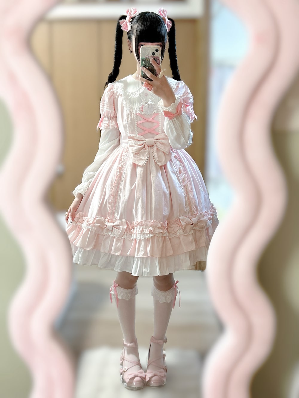 ピンク系のシューズ、ホワイト系のバックパック/リュック、ピンク系のワンピースを着用したレディースの春コーディネートの3枚目の写真