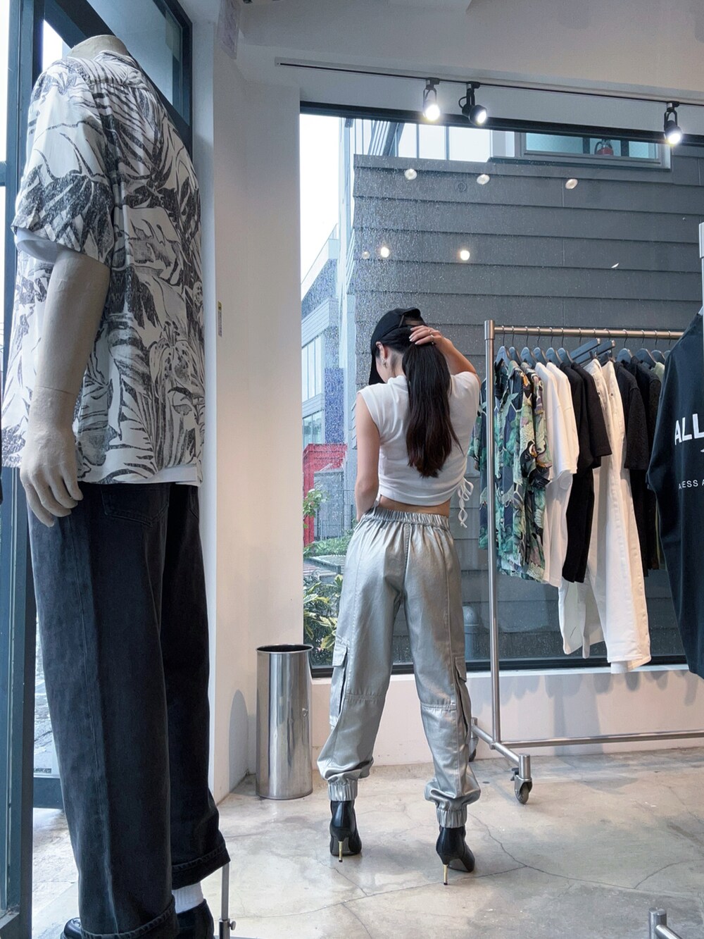 「ALLSAINTS、オールセインツ、コーディネート、ootd、fashion、秋服準備はじめました」｜「ALLSAINTSのBETHNAL FRAYED LOGO BASEBALL CAP | BETHNAL フレイド ロゴ ベースボール キャップ（キャップ、ブラック系）」を使った、MARINAさん（レディース・155cm）の秋コーディネートの2枚目の写真