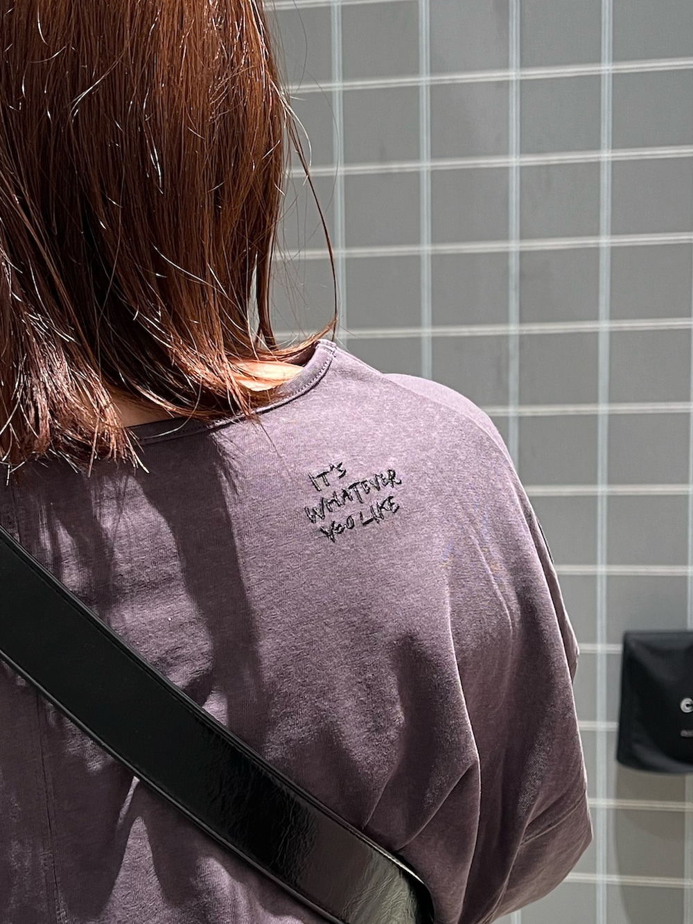 「白Tシャツ、雨の日コーデ、ショルダーバッグ、プチプラ、カジュアルスタイル、オトナ女子、おでかけコーデ、大人ファッション、パンツスタイル、夏服」｜「CIAOPANIC TYPYのシアースラブワンポイント刺繍オーバー半袖Tee（Tシャツ/カットソー、グレー系）」を使った、fujikurayuiiさん（レディース・157cm）の夏コーディネートの2枚目の写真