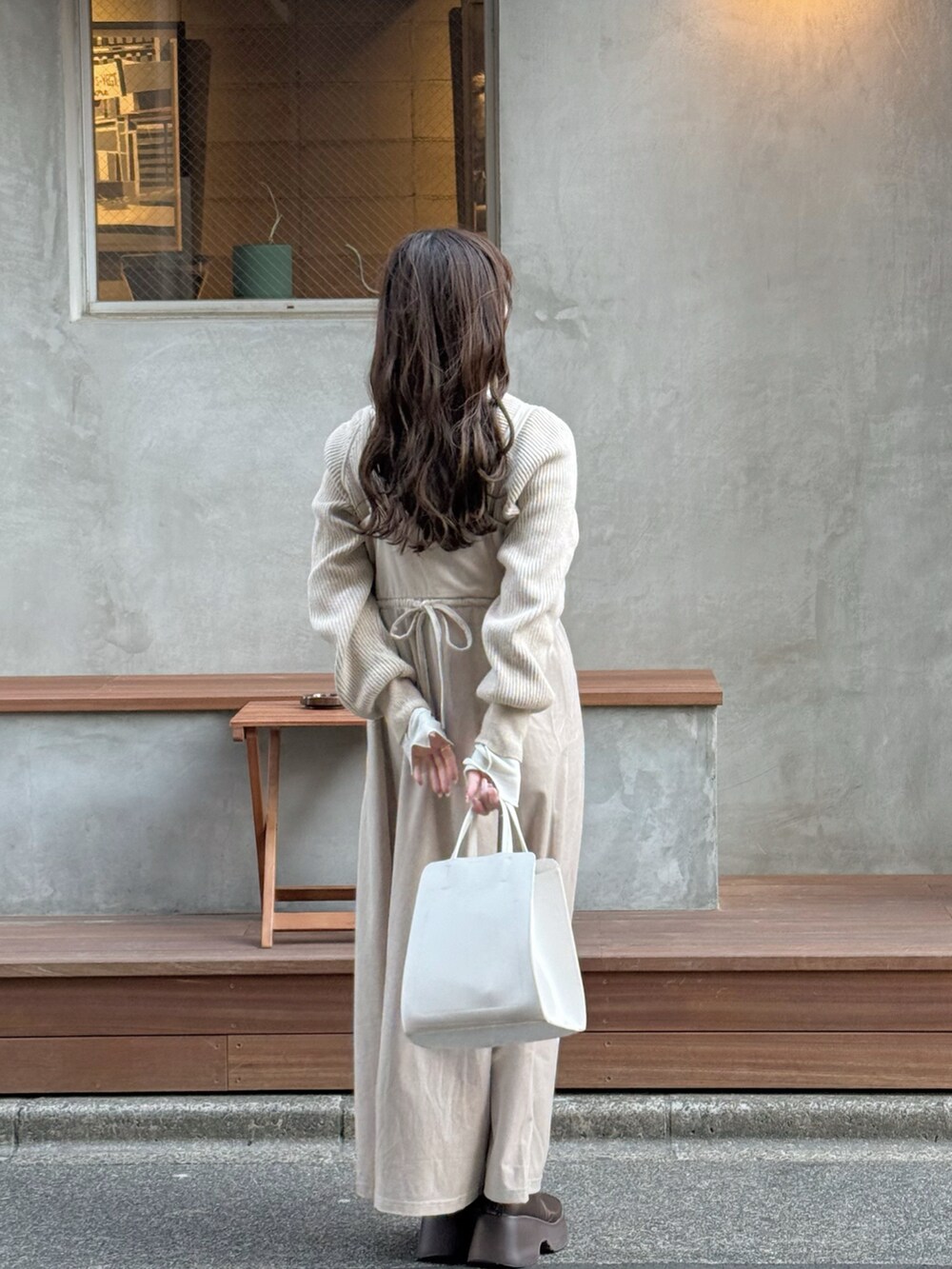 「カフェコーデ、＃淡色コーデ、#ベージュコーデ、キャミワンピース」｜「JUNOAHのアイテム（ワンピース、ベージュ系）」を使った、asumin_codeさん（レディース・151cm）の春コーディネートの2枚目の写真