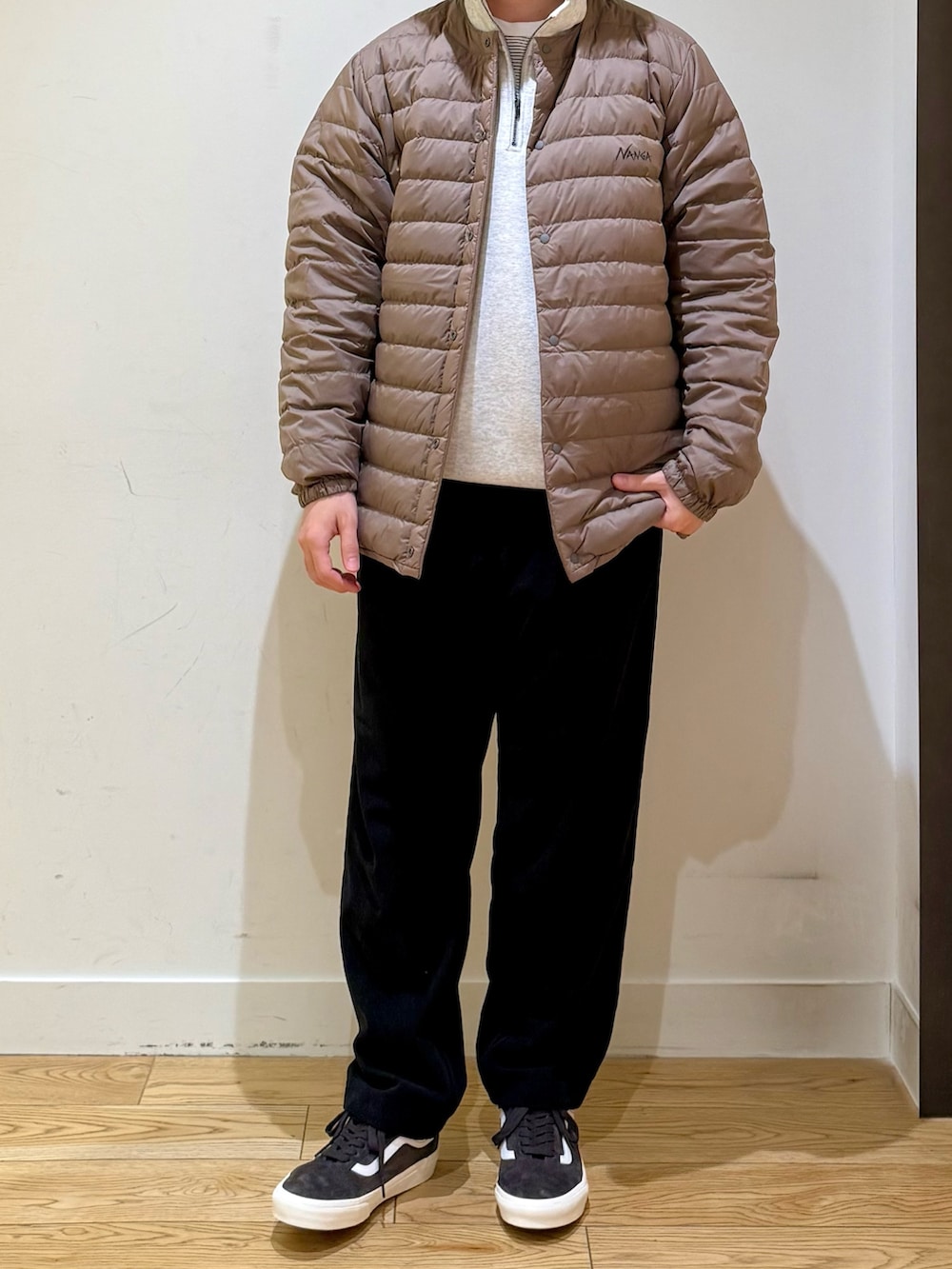 ブラウン系のダウンジャケット/コート、グレー系のスウェット、その他のTシャツ/カットソーを着用したメンズの秋コーディネートの3枚目の写真