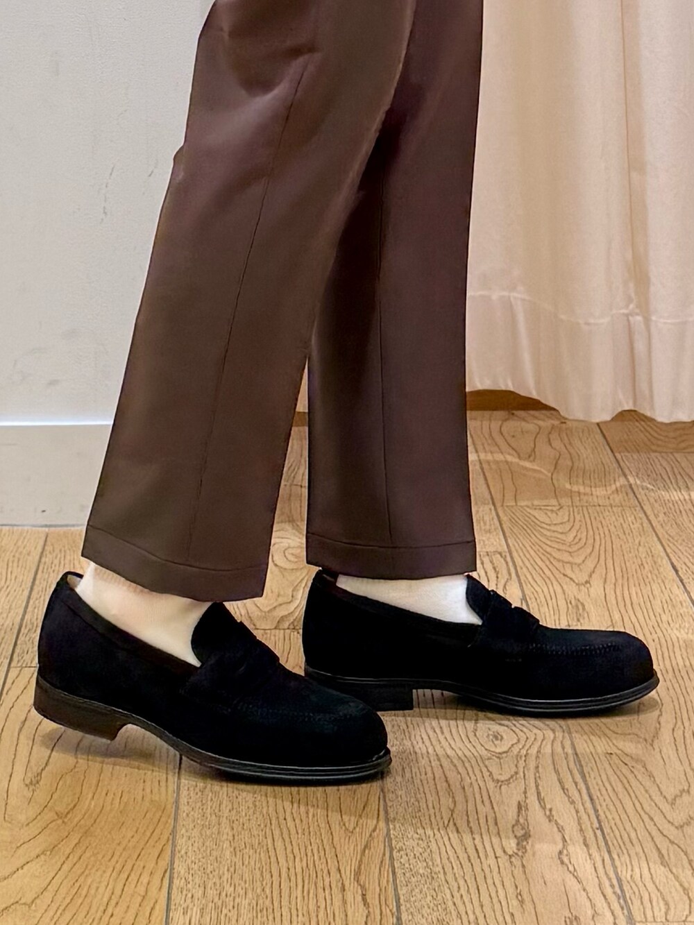 ブラック系のドレスシューズ、ブラウン系のスーツパンツ、ブルー系のシャツ/ブラウスを着用したメンズの春コーディネートの7枚目の写真