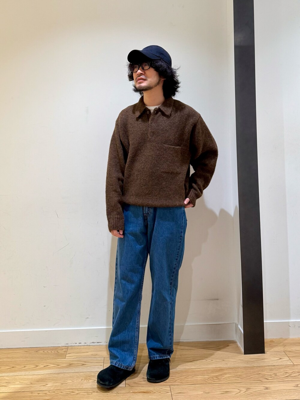 ブラウン系のニット/セーター、ブルー系のデニムパンツ、ブラック系のサンダルを着用したメンズの秋コーディネートの2枚目の写真