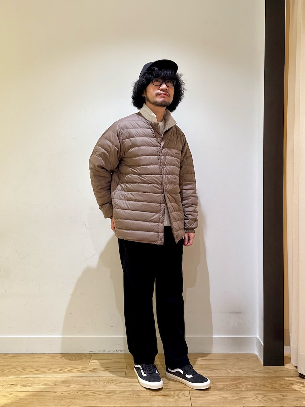 ブラウン系のダウンジャケット/コート、グレー系のスウェット、その他のTシャツ/カットソーを着用したメンズの秋コーディネートの2枚目の写真