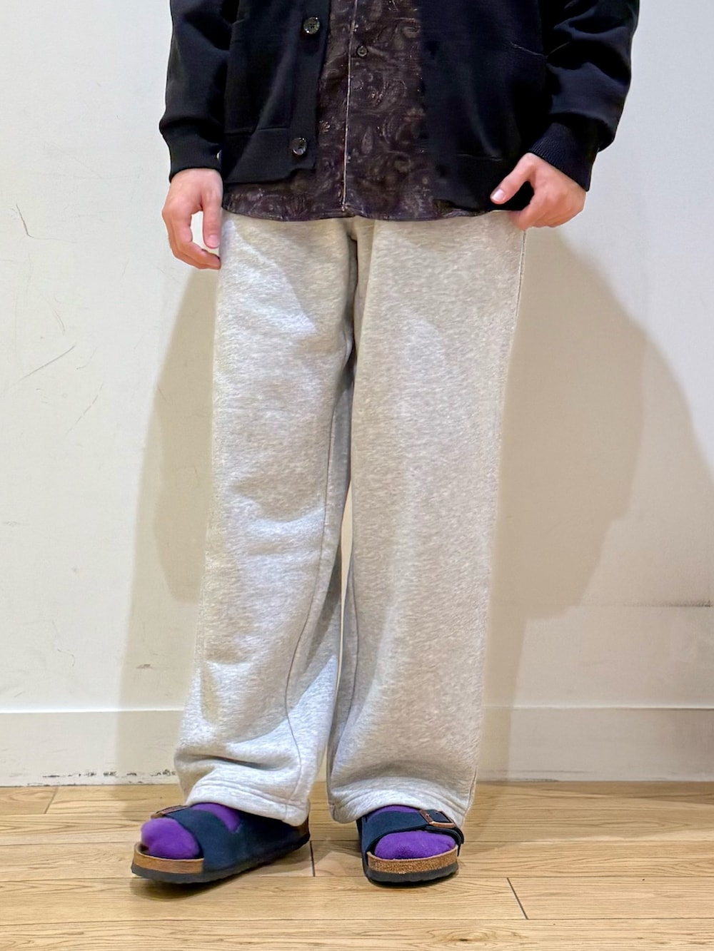 ブラック系のカーディガン/ボレロ、ホワイト系のTシャツ/カットソー、ブラウン系のシャツ/ブラウスを着用したメンズの秋コーディネートの6枚目の写真