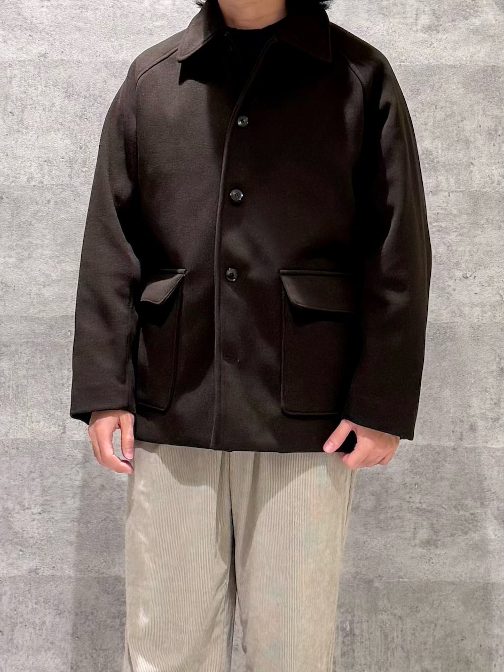 ブラウン系のその他アウター、グリーン系のニット/セーター、ベージュ系のその他パンツを着用したメンズの秋コーディネートの5枚目の写真