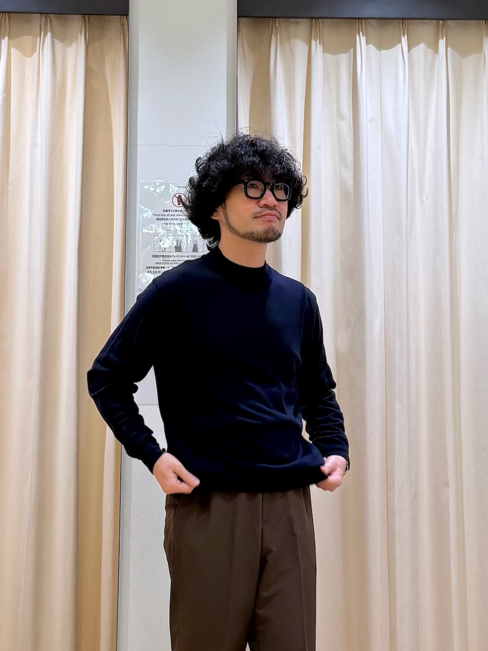 ブラック系のドレスシューズ、ブラウン系のスーツパンツ、ブルー系のシャツ/ブラウスを着用したメンズの春コーディネートの4枚目の写真