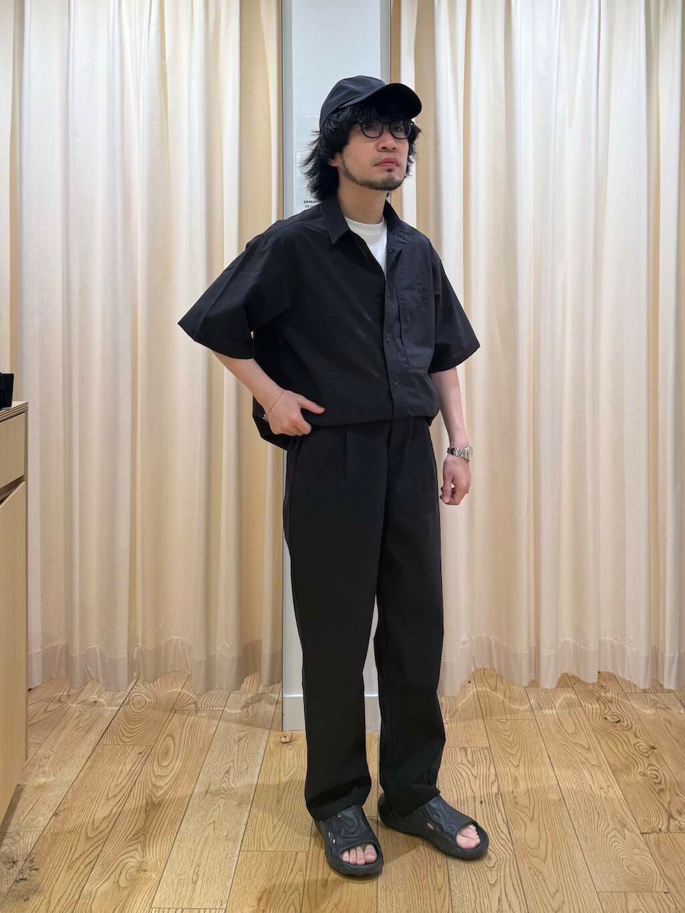 「大人カジュアル、モノトーン、urbanresearchdoors、きれいめカジュアル、休日スタイル、私のイチ推しブランド、初夏のお出掛けコーデ」|「URBAN RESEARCH DOORSのスクリューブレスレット(ブレスレット、シルバー系)」を使った、nakaiさん(メンズ・168cm)の夏コーディネートの3枚目の写真
