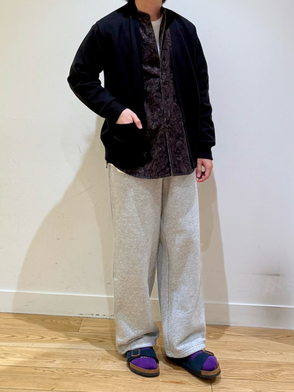 ブラック系のカーディガン/ボレロ、ホワイト系のTシャツ/カットソー、ブラウン系のシャツ/ブラウスを着用したメンズの秋コーディネートの3枚目の写真