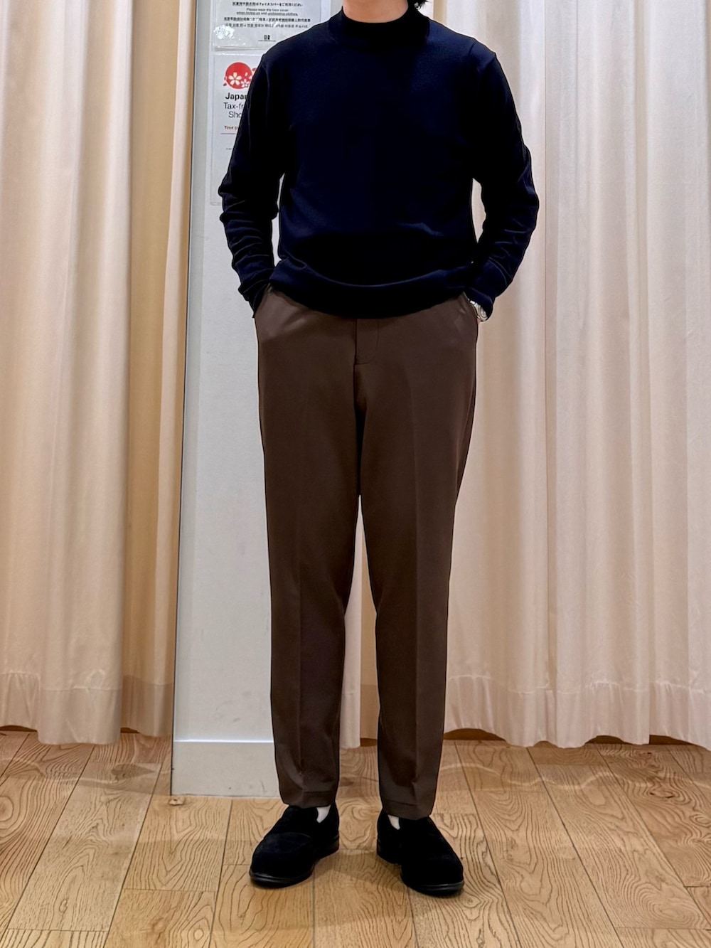 ブラック系のドレスシューズ、ブラウン系のスーツパンツ、ブルー系のシャツ/ブラウスを着用したメンズの春コーディネートの3枚目の写真