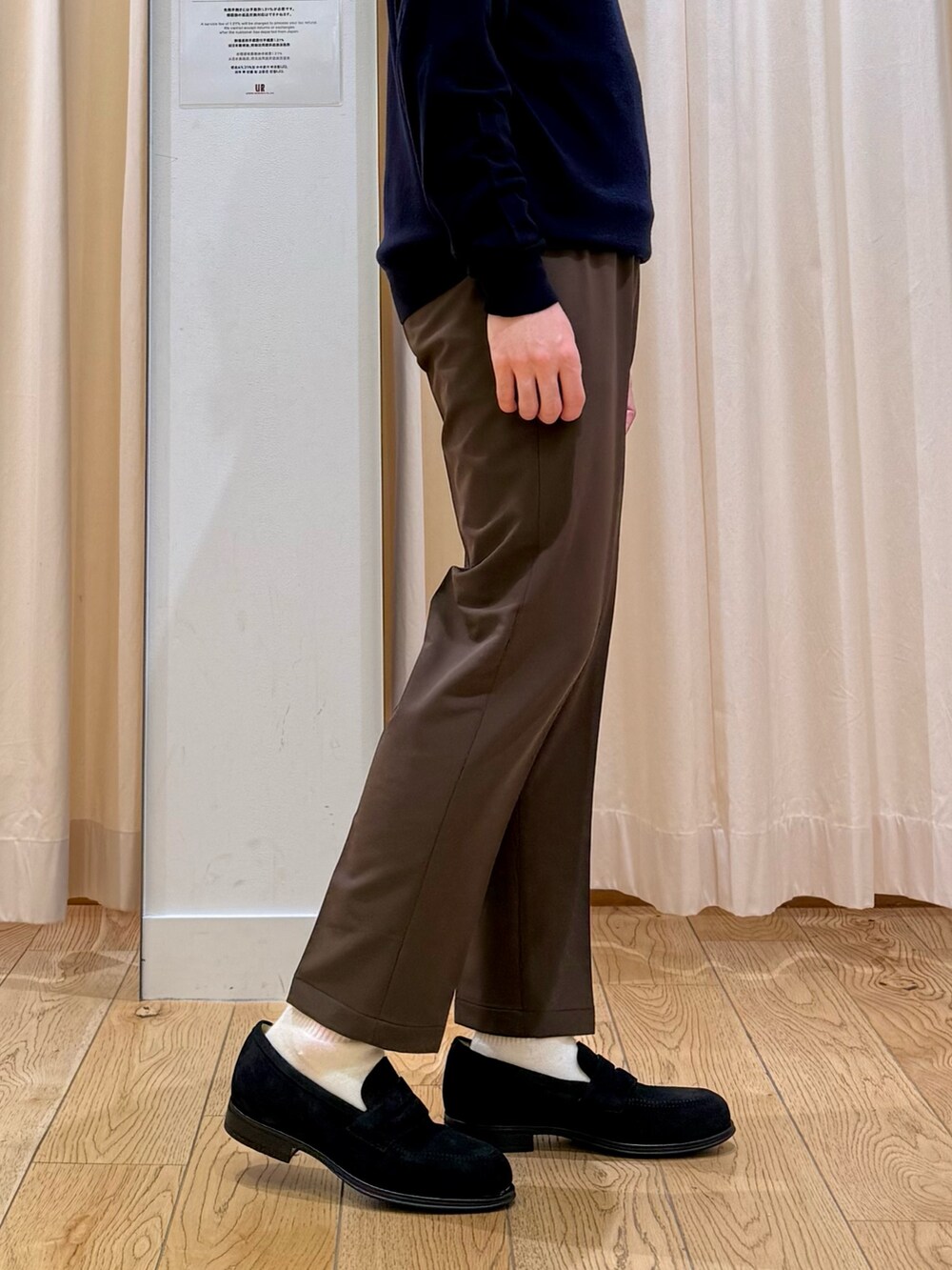 ブラック系のドレスシューズ、ブラウン系のスーツパンツ、ブルー系のシャツ/ブラウスを着用したメンズの春コーディネートの6枚目の写真