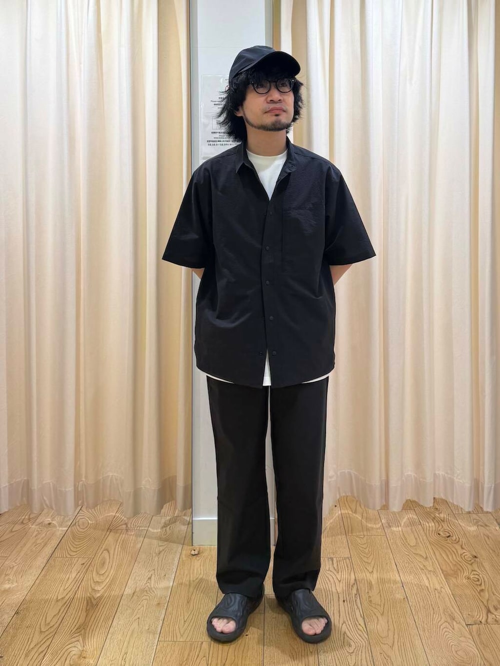「大人カジュアル、モノトーン、urbanresearchdoors、きれいめカジュアル、休日スタイル、私のイチ推しブランド、初夏のお出掛けコーデ」|「URBAN RESEARCH DOORSのスクリューブレスレット(ブレスレット、シルバー系)」を使った、nakaiさん(メンズ・168cm)の夏コーディネートの2枚目の写真