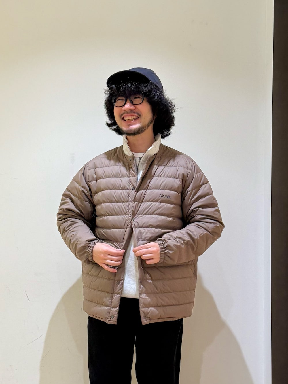 ブラウン系のダウンジャケット/コート、グレー系のスウェット、その他のTシャツ/カットソーを着用したメンズの秋コーディネートの4枚目の写真