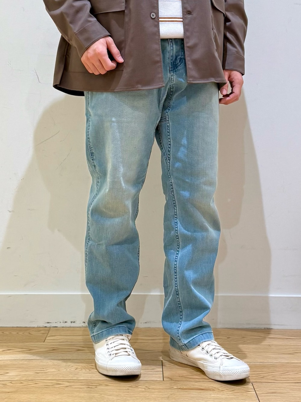 ブラウン系のシャツ/ブラウス、グレー系のニット/セーター、ブルー系のその他パンツを着用したメンズの冬コーディネートの8枚目の写真