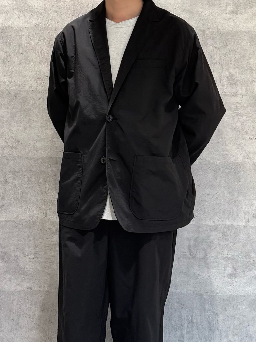 ブラック系のその他アウター、グレー系のTシャツ/カットソー、ブラック系のその他パンツを着用したメンズの春コーディネートの5枚目の写真
