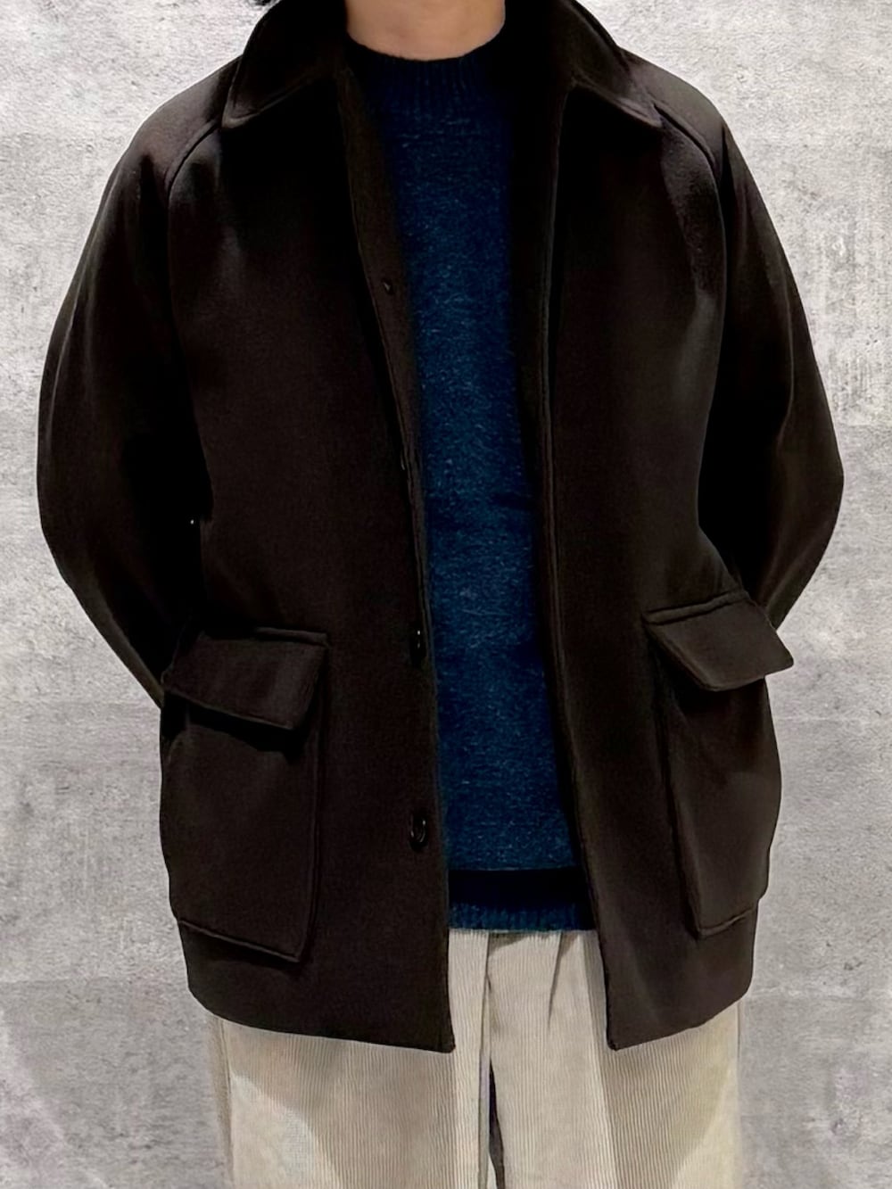 ブラウン系のその他アウター、グリーン系のニット/セーター、ベージュ系のその他パンツを着用したメンズの秋コーディネートの4枚目の写真