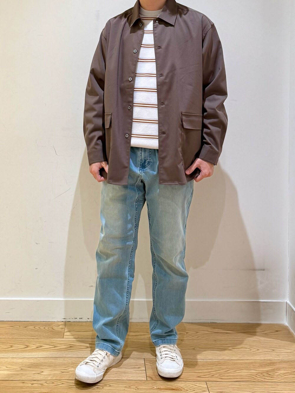 ブラウン系のシャツ/ブラウス、グレー系のニット/セーター、ブルー系のその他パンツを着用したメンズの冬コーディネートの3枚目の写真