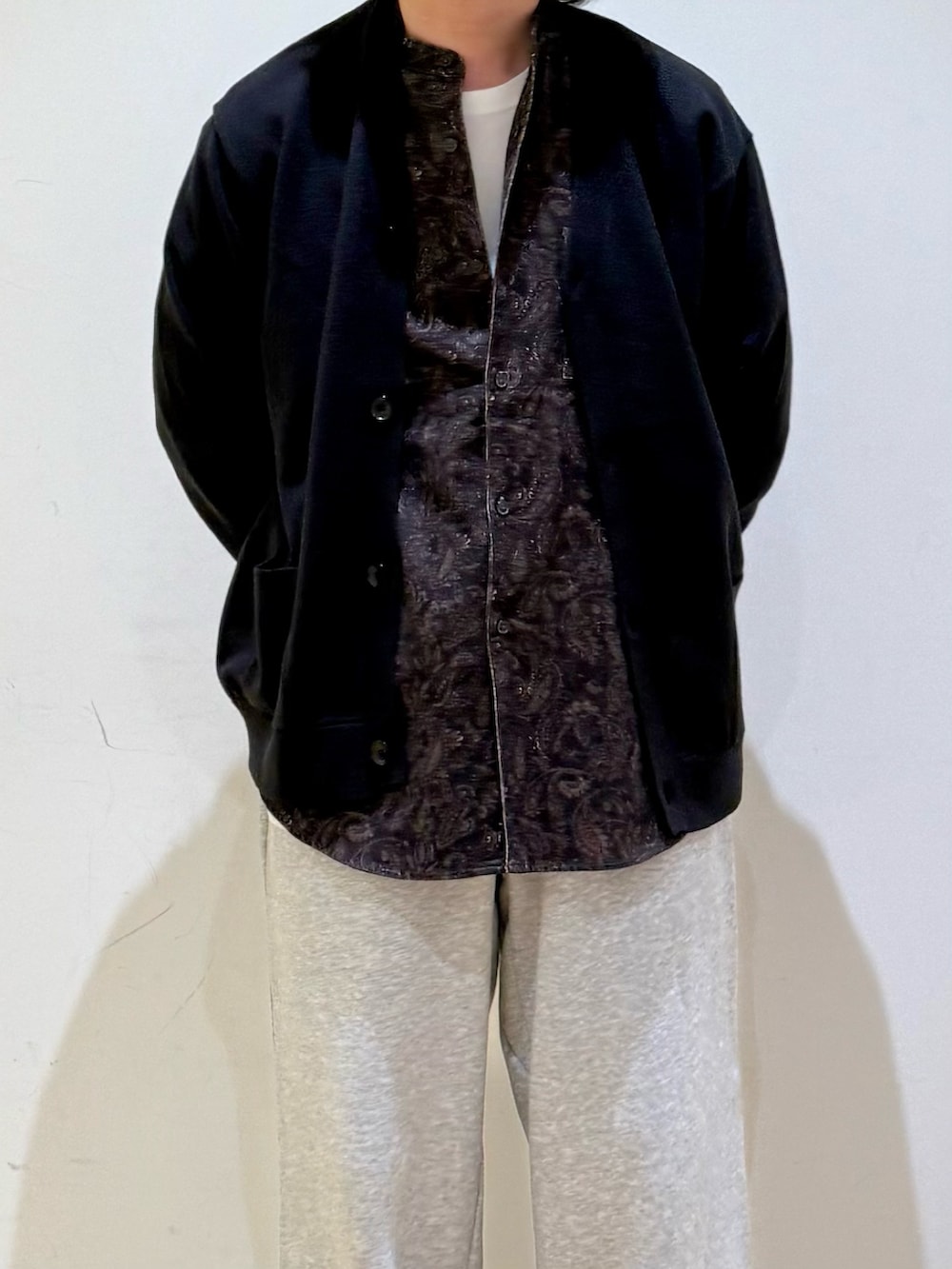 ブラック系のカーディガン/ボレロ、ホワイト系のTシャツ/カットソー、ブラウン系のシャツ/ブラウスを着用したメンズの秋コーディネートの4枚目の写真