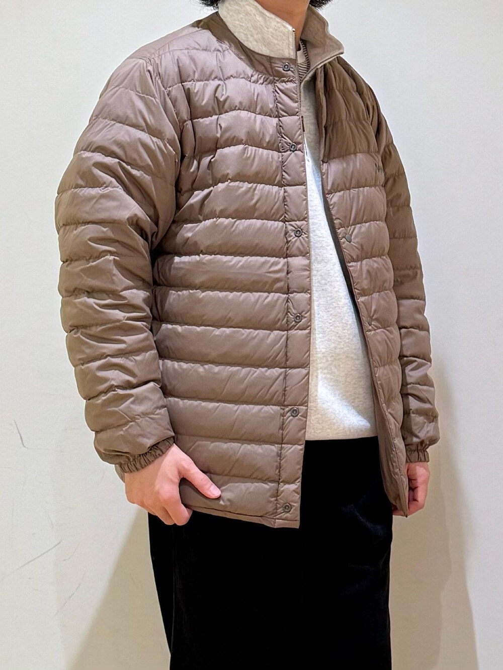 ブラウン系のダウンジャケット/コート、グレー系のスウェット、その他のTシャツ/カットソーを着用したメンズの秋コーディネートの5枚目の写真