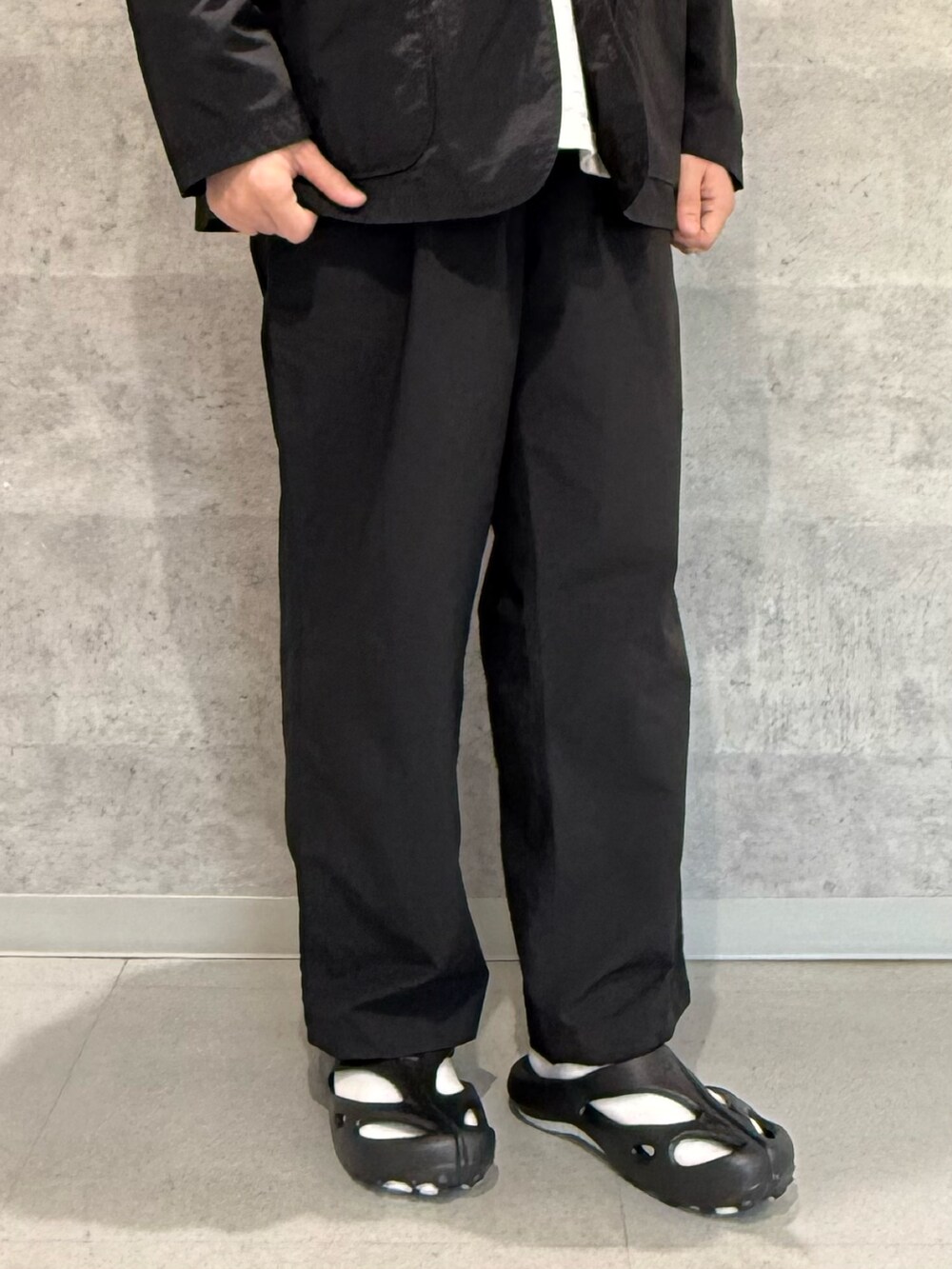 ブラック系のその他アウター、グレー系のTシャツ/カットソー、ブラック系のその他パンツを着用したメンズの春コーディネートの7枚目の写真