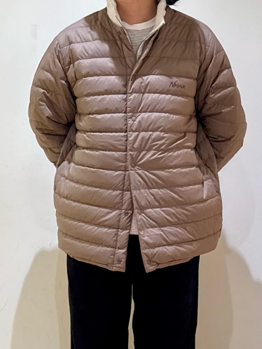 ブラウン系のダウンジャケット/コート、グレー系のスウェット、その他のTシャツ/カットソーを着用したメンズの秋コーディネートの6枚目の写真