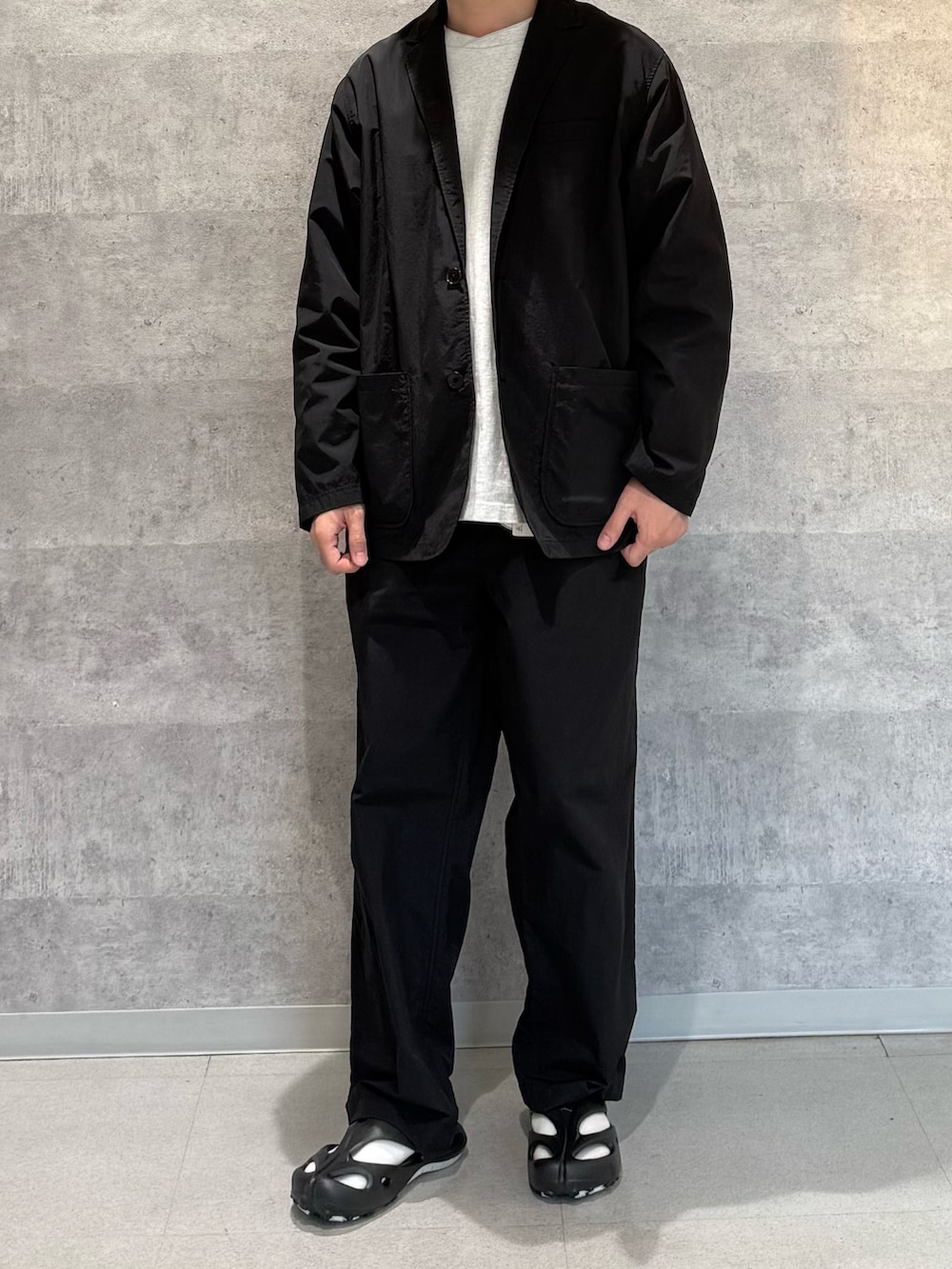 ブラック系のその他アウター、グレー系のTシャツ/カットソー、ブラック系のその他パンツを着用したメンズの春コーディネートの3枚目の写真