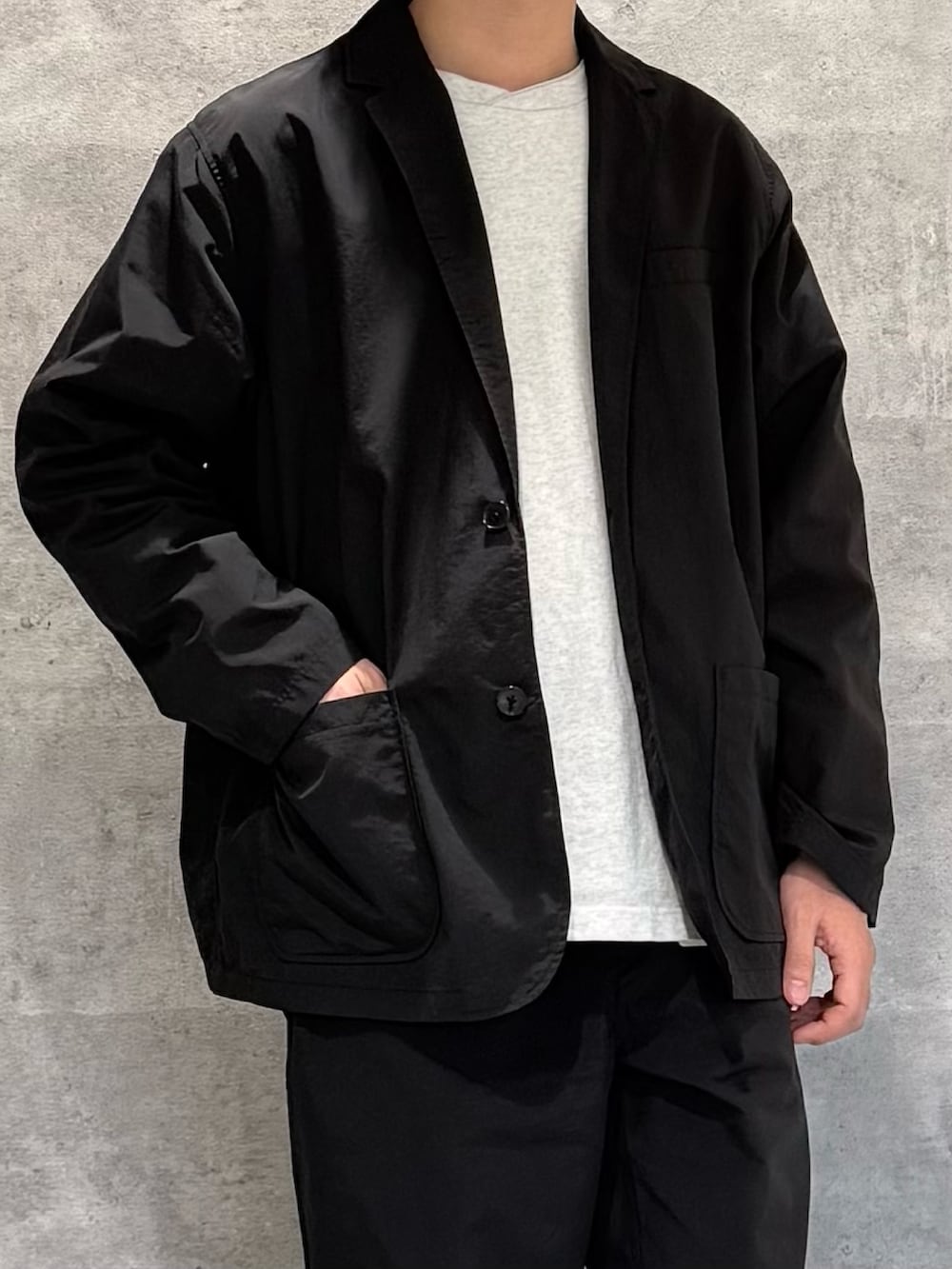 ブラック系のその他アウター、グレー系のTシャツ/カットソー、ブラック系のその他パンツを着用したメンズの春コーディネートの4枚目の写真
