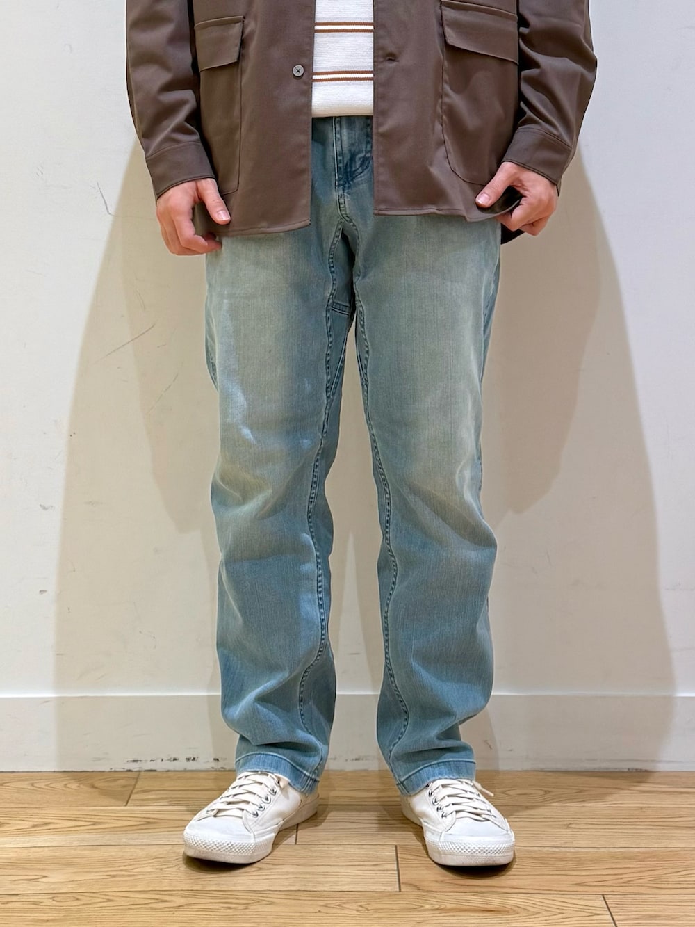 ブラウン系のシャツ/ブラウス、グレー系のニット/セーター、ブルー系のその他パンツを着用したメンズの冬コーディネートの7枚目の写真