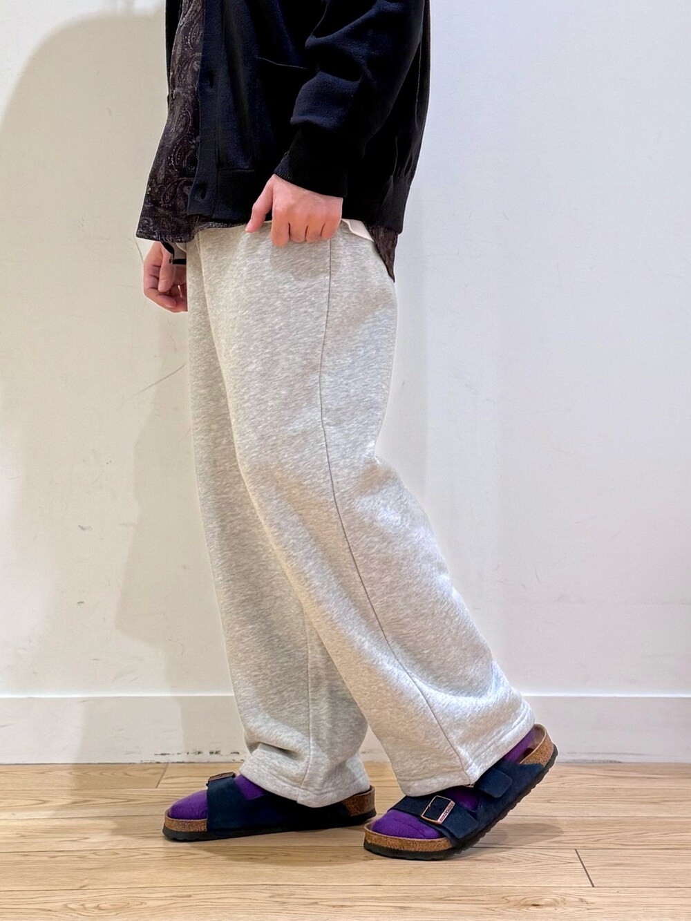 ブラック系のカーディガン/ボレロ、ホワイト系のTシャツ/カットソー、ブラウン系のシャツ/ブラウスを着用したメンズの秋コーディネートの7枚目の写真