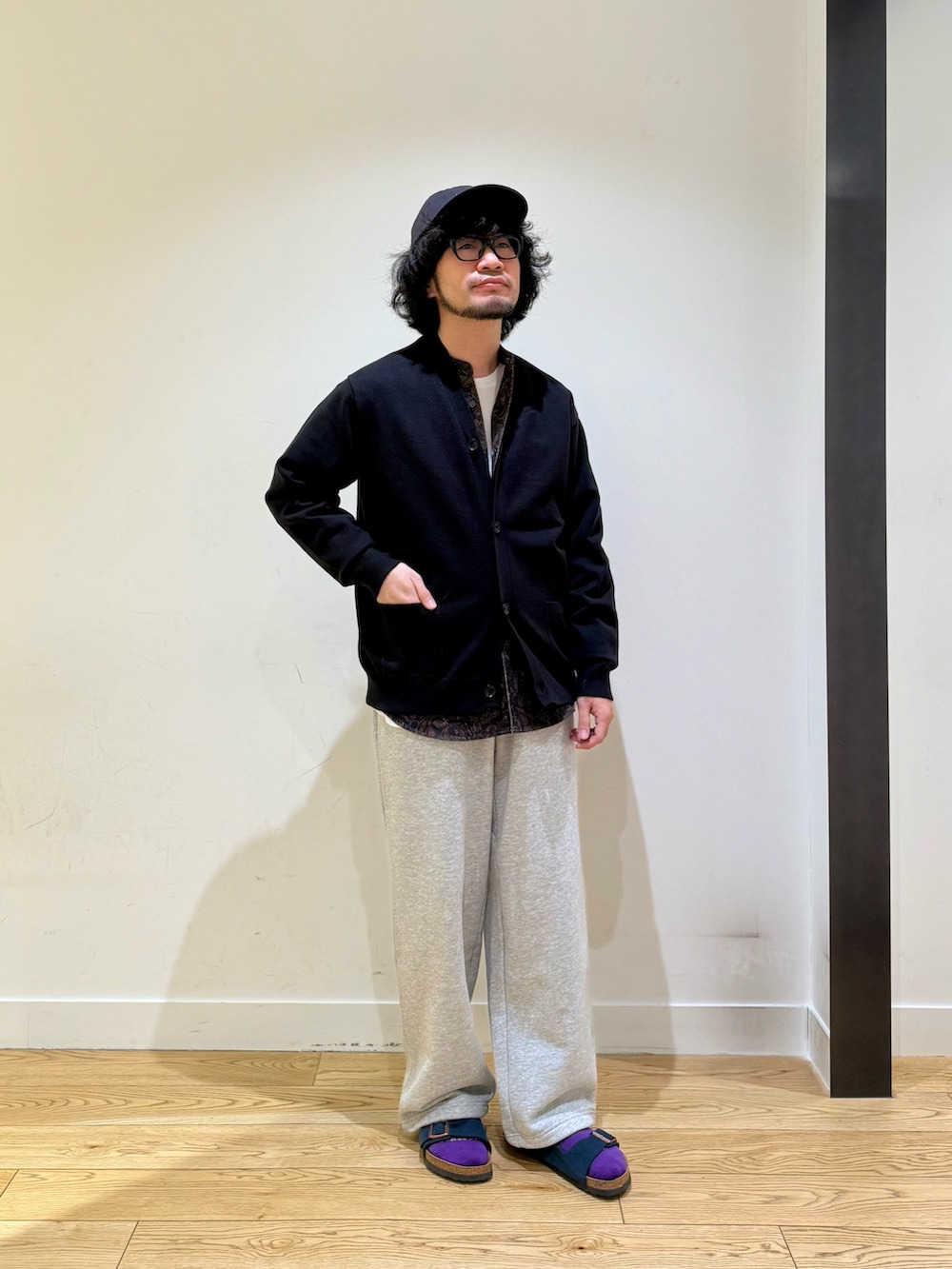 ブラック系のカーディガン/ボレロ、ホワイト系のTシャツ/カットソー、ブラウン系のシャツ/ブラウスを着用したメンズの秋コーディネートの2枚目の写真