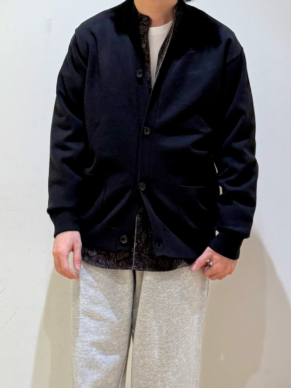 ブラック系のカーディガン/ボレロ、ホワイト系のTシャツ/カットソー、ブラウン系のシャツ/ブラウスを着用したメンズの秋コーディネートの5枚目の写真