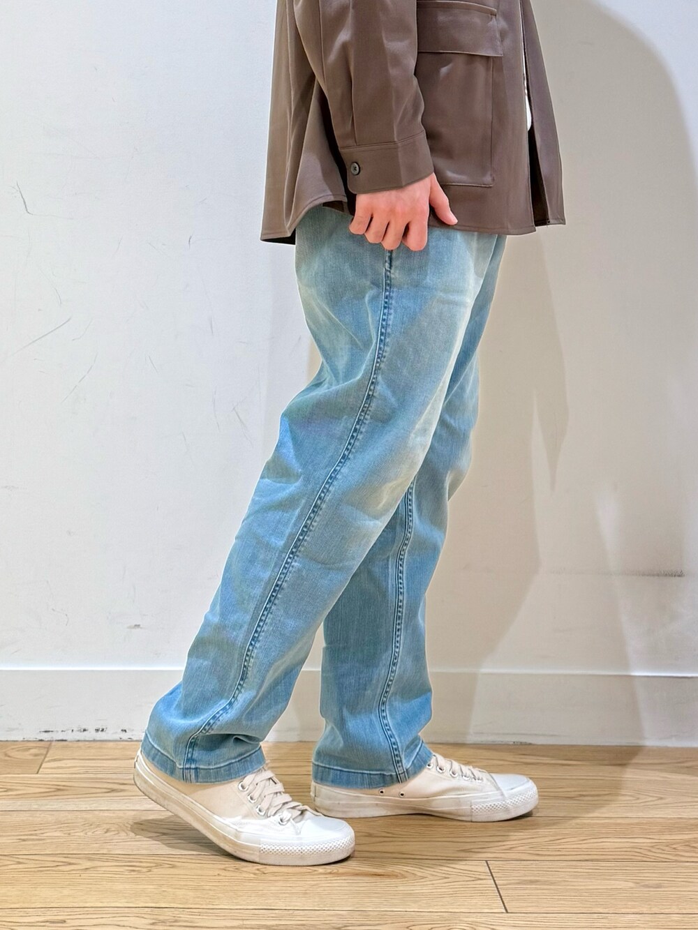 ブラウン系のシャツ/ブラウス、グレー系のニット/セーター、ブルー系のその他パンツを着用したメンズの冬コーディネートの9枚目の写真