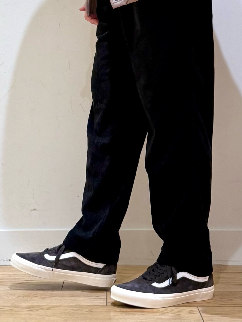 ブラウン系のダウンジャケット/コート、グレー系のスウェット、その他のTシャツ/カットソーを着用したメンズの秋コーディネートの8枚目の写真