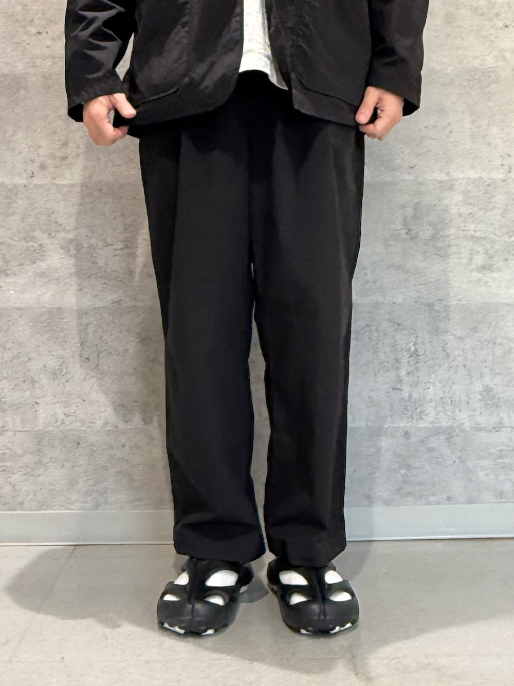ブラック系のその他アウター、グレー系のTシャツ/カットソー、ブラック系のその他パンツを着用したメンズの春コーディネートの6枚目の写真