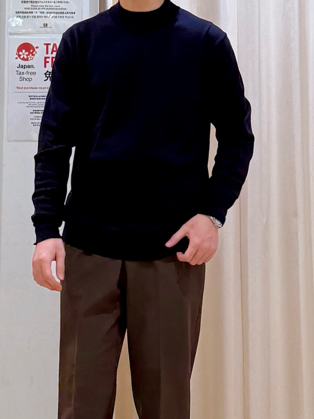 ブラック系のドレスシューズ、ブラウン系のスーツパンツ、ブルー系のシャツ/ブラウスを着用したメンズの春コーディネートの5枚目の写真