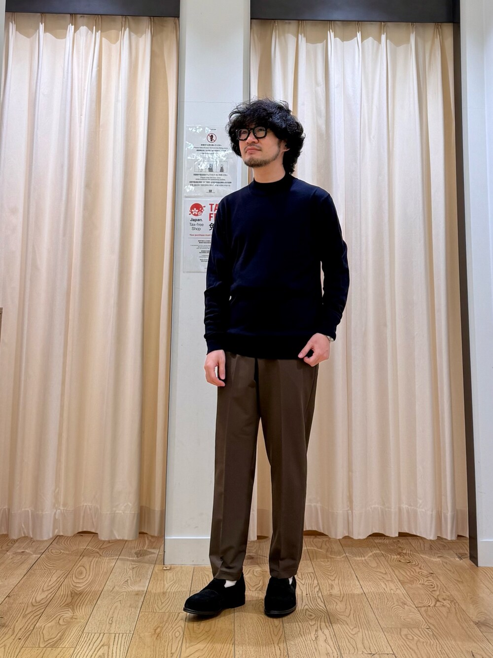 ブラック系のドレスシューズ、ブラウン系のスーツパンツ、ブルー系のシャツ/ブラウスを着用したメンズの春コーディネートの2枚目の写真