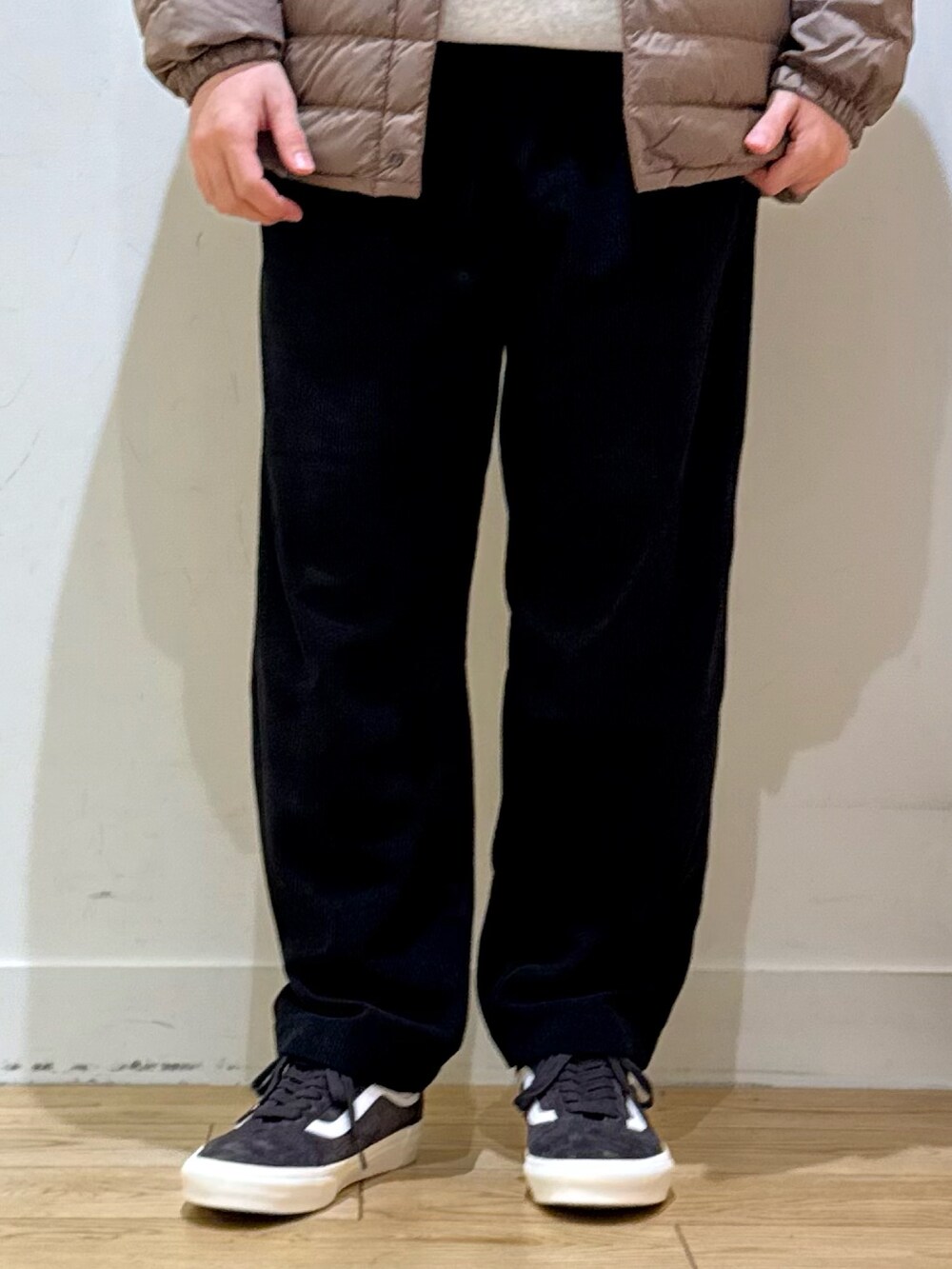 ブラウン系のダウンジャケット/コート、グレー系のスウェット、その他のTシャツ/カットソーを着用したメンズの秋コーディネートの7枚目の写真