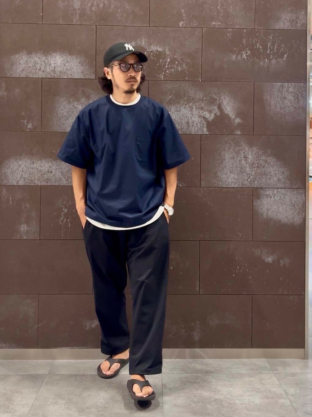 ブラック系のサンダル、ブルー系のその他パンツ、ホワイト系のTシャツ/カットソーを着用したメンズの夏コーディネートの4枚目の写真