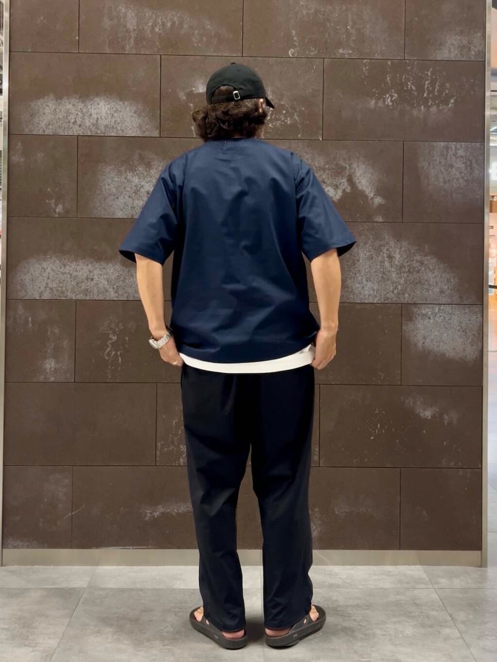 ブラック系のサンダル、ブルー系のその他パンツ、ホワイト系のTシャツ/カットソーを着用したメンズの夏コーディネートの5枚目の写真