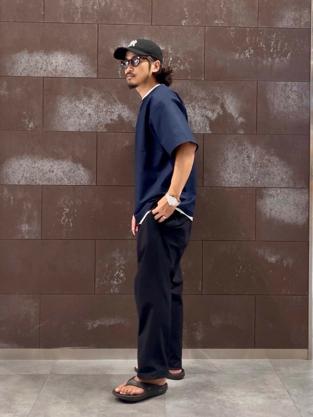 ブラック系のサンダル、ブルー系のその他パンツ、ホワイト系のTシャツ/カットソーを着用したメンズの夏コーディネートの2枚目の写真