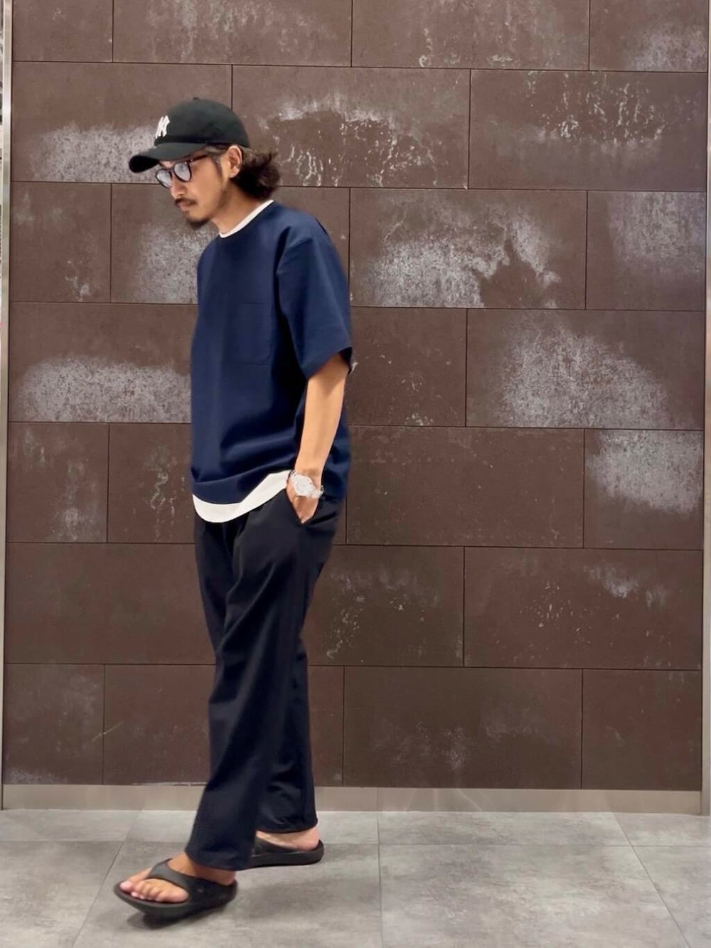 ブラック系のサンダル、ブルー系のその他パンツ、ホワイト系のTシャツ/カットソーを着用したメンズの夏コーディネートの3枚目の写真