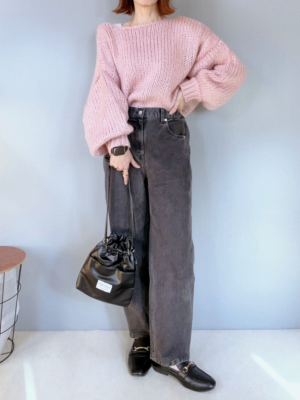 ブラック系のデニムパンツ、ピンク系のニット/セーター、ブラック系のシューズを着用したレディースの冬コーディネートの4枚目の写真