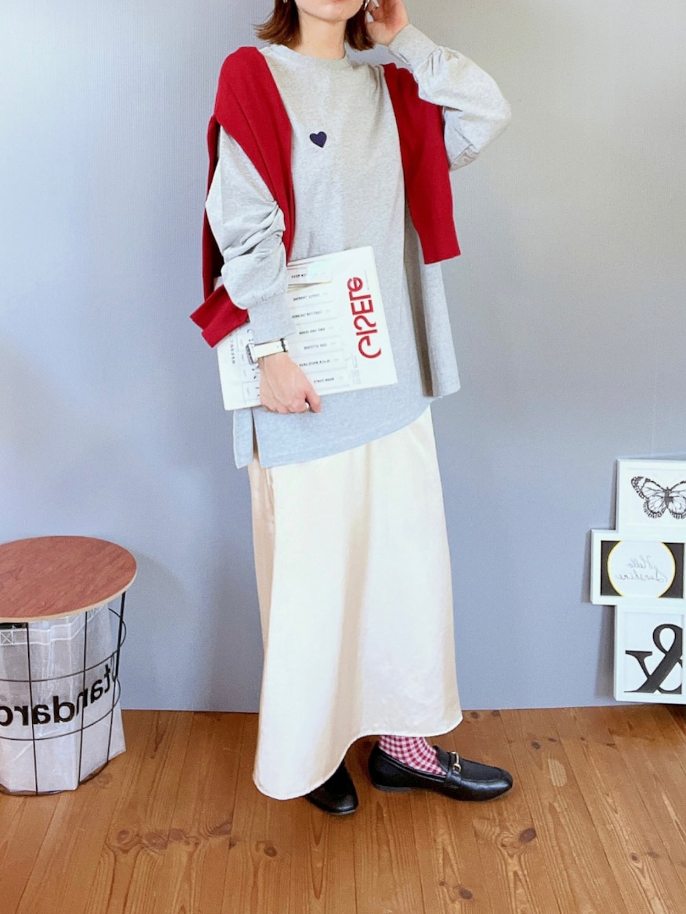 「休日コーデ、着回しコーデ、おしゃれさんと繋がりたい、今日のコーデ、サテンスカート、GU、アベイル、ロンT、ロングスカート、ニット帽、肩掛けカーデ、オトナカジュアル、ローファー、カジュアル、秋」｜「Birthday roomのアイテム（Tシャツ/カットソー、グレー系）」を使った、renge_wearさん（レディース・163cm）の秋コーディネートの3枚目の写真