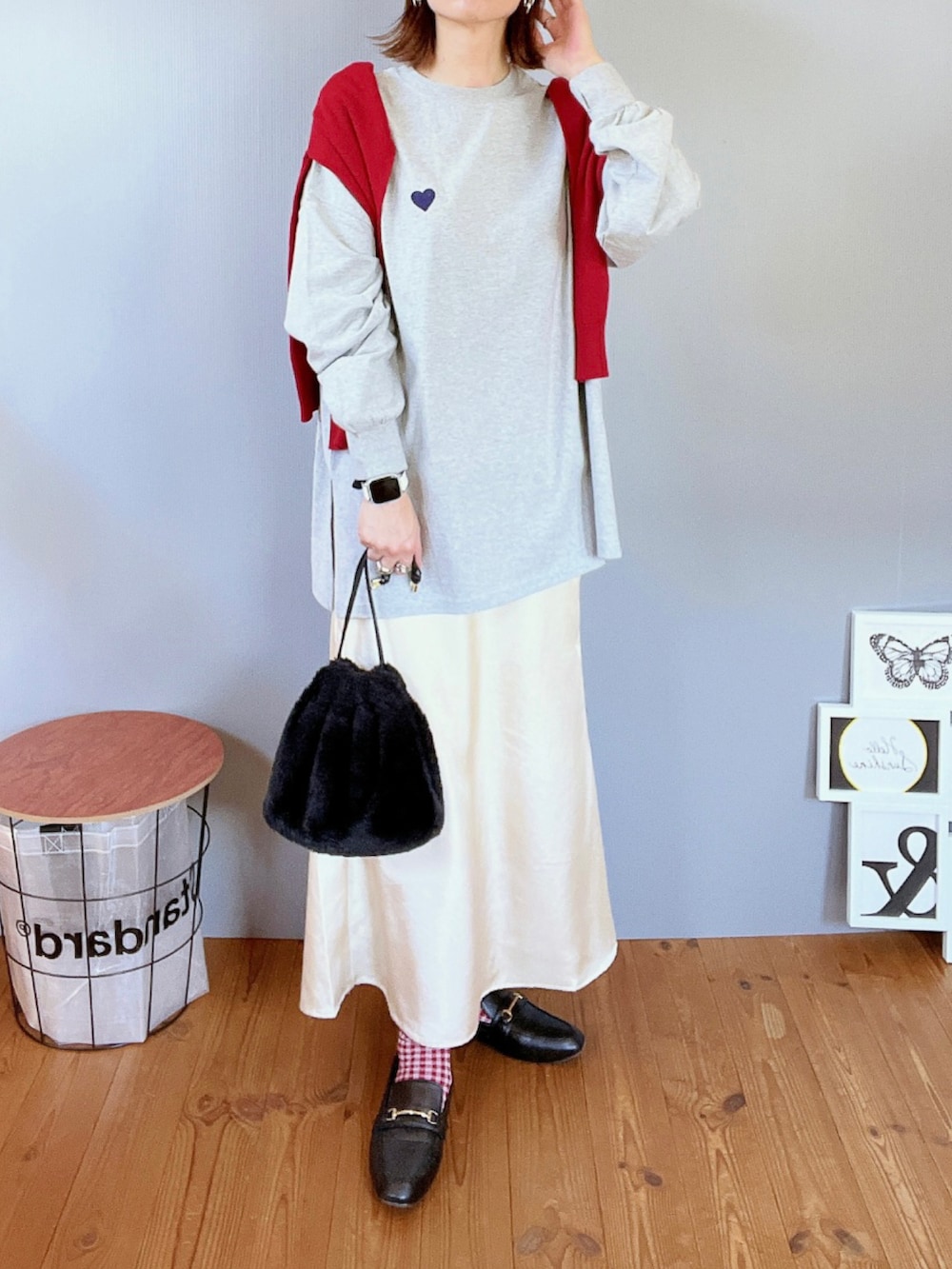 「休日コーデ、着回しコーデ、おしゃれさんと繋がりたい、今日のコーデ、サテンスカート、GU、アベイル、ロンT、ロングスカート、ニット帽、肩掛けカーデ、オトナカジュアル、ローファー、カジュアル、秋」｜「Birthday roomのアイテム（Tシャツ/カットソー、グレー系）」を使った、renge_wearさん（レディース・163cm）の秋コーディネートの2枚目の写真