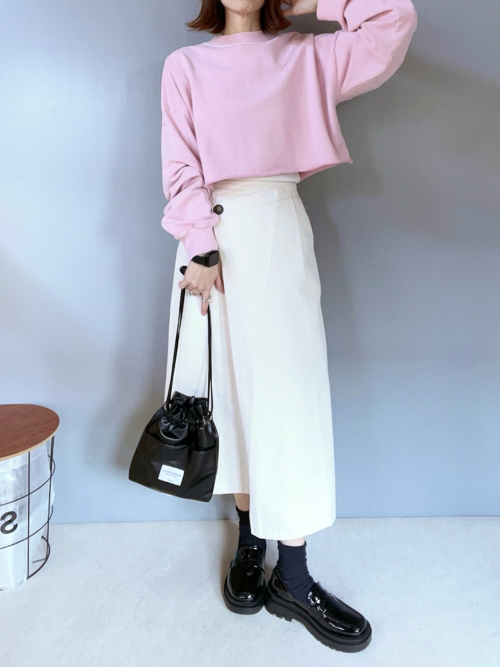 ピンク系のスウェット、ホワイト系のスカート、ブラック系のローファーを着用したレディースの冬コーディネートの4枚目の写真