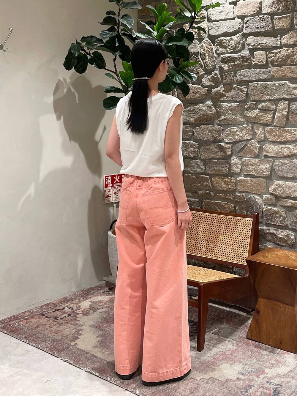「BAYFLOW、春コーデ、夏コーデ、ノースリーブ、デニムパンツ、カラーパンツ」｜「BAYFLOWの[接触冷感/しなやかな肌触り]シルケットノースリーブT（Tシャツ/カットソー、ホワイト系）」を使った、mimorin_bfさん（レディース・158cm）の春コーディネートの4枚目の写真