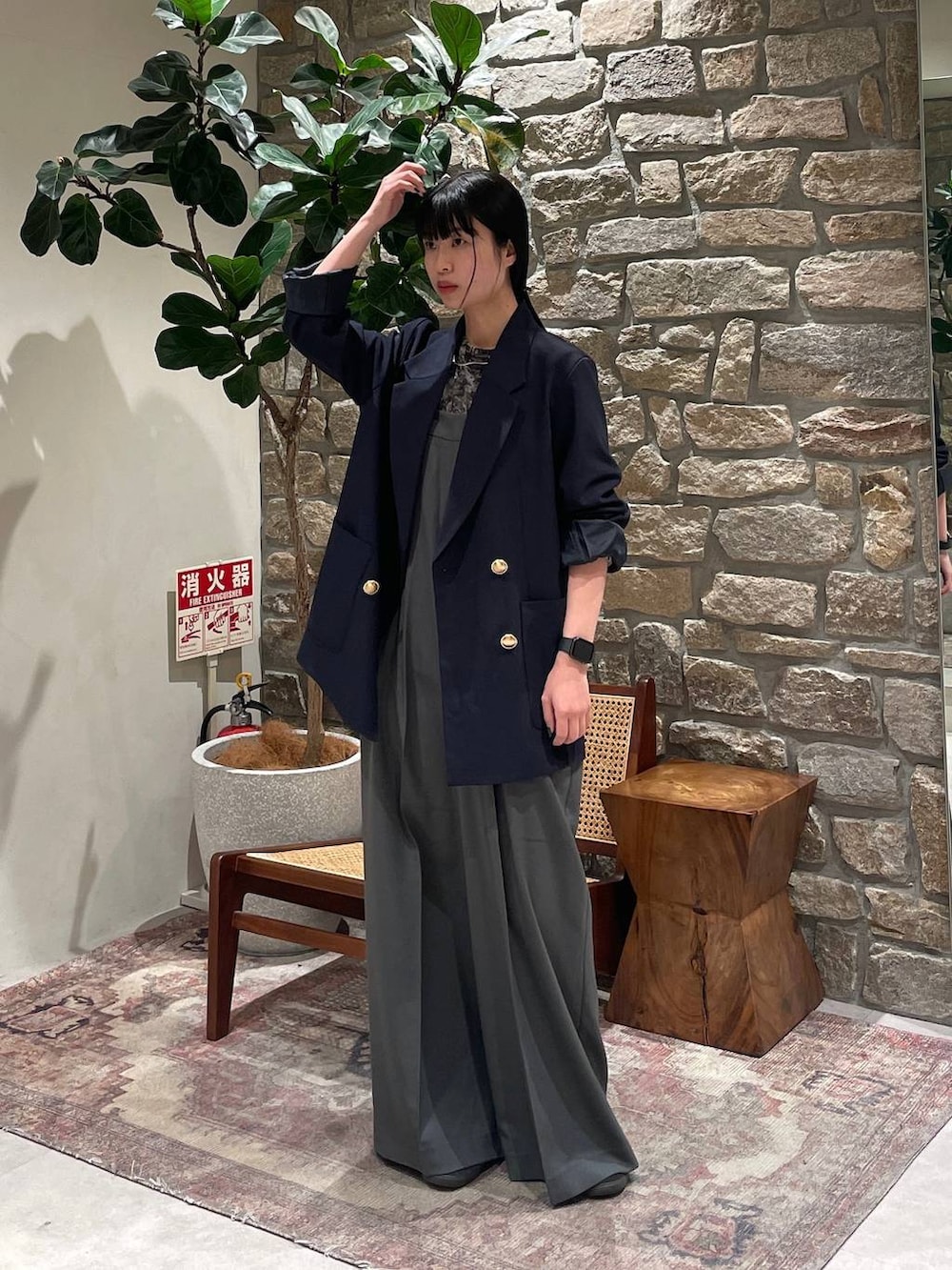 「BAYFLOW、きれいめ、ジャケット」｜「BAYFLOWのセンタープレスコンビネゾン（つなぎ/オールインワン、グレー系）」を使った、mimorin_bfさん（レディース・158cm）の冬コーディネートの2枚目の写真
