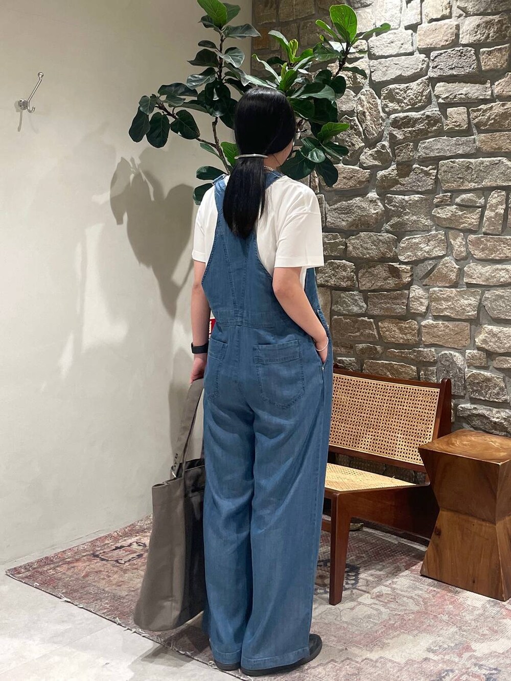 ホワイト系のTシャツ/カットソー、グリーン系のトートバッグ、ブルー系のサロペット/オーバーオールを着用したレディースの春コーディネートの3枚目の写真